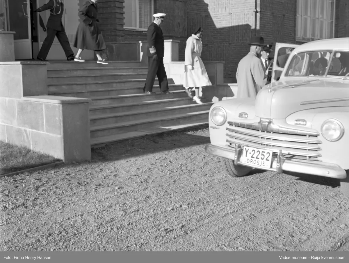 Vadsø. Kongebesøk i Vadsø 1950. Ved Finnmark kringkaster, prinsesse Astrid forlater bygningen med drosje.
Kong Haakon og kronprinsfamilien besøkte Vadsø 25.-26.7.1950 i forbindelse med en større rundreise i Nord-Norge sommeren 1950. Under besøket sto "biltur gjennom byen" og "besøk på sykehuset" på programmet. Kilde: Det kongelige hoff, arkivet