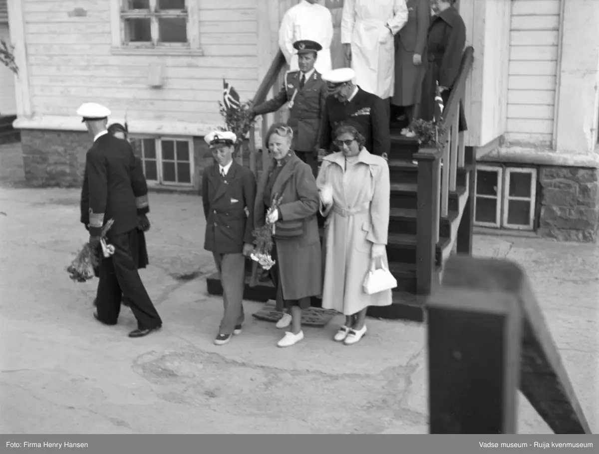 Vadsø. Kongebesøk i Vadsø 1950. Kong Haakon, prins Harald, kronprinsesse Märtha, prinsesse Astrid  og kronprins Olav forlater en bygning. 
Kong Haakon og kronprinsfamilien besøkte Vadsø 25.-26.7.1950 i forbindelse med en større rundreise i Nord-Norge sommeren 1950. Under besøket sto "biltur gjennom byen" og "besøk på sykehuset" på programmet. Kilde: Det kongelige hoff, arkivet