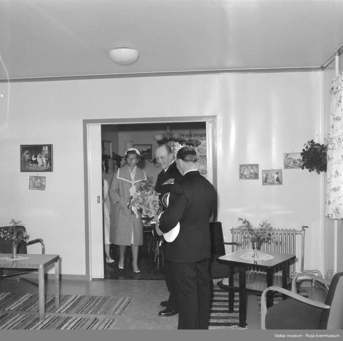 Vestre Jakobselv juli 1959. Kongebesøk på barnehjemmet Vårsol. I døråpningen prinsesse Astrid og Kong Olav.
