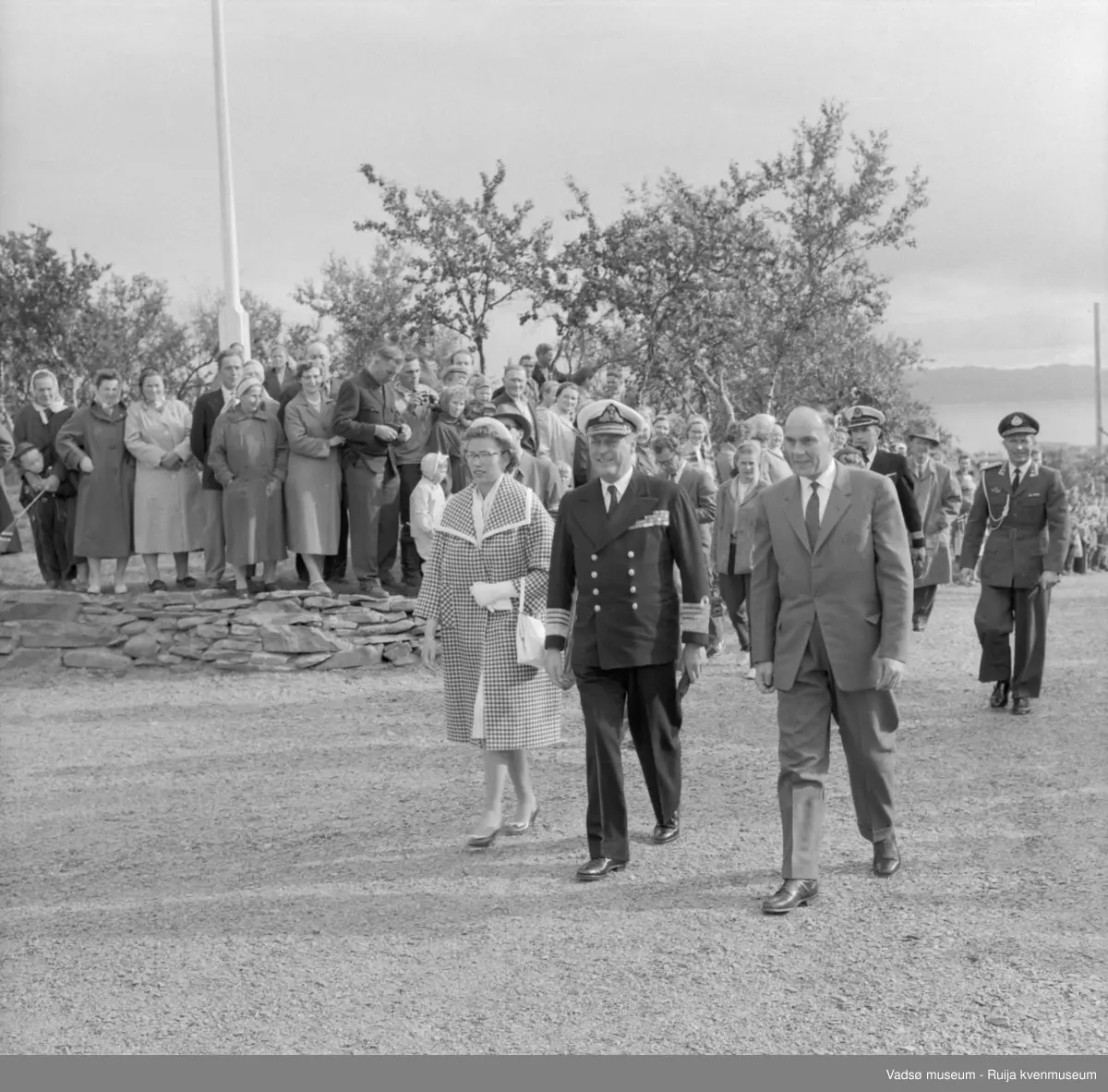 Vestre Jakobselv juli 1959. Kongebesøk på barnehjemmet Vårsol.  Kongefølget ankommer Vårsol. Til venstre for Kongen prinsesse Astrid, til høyre ordfører Henry Karlsen.