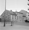 Vy mot den så kallade Palmquistska gården i Linköping. Dokumentation av Östergötlands museum 1951, kort tid före rivning. Gårdens bostadshus uppfördes i början av 1800-talet av dåvarande ägare, ekonomidirektören och länsbyggmästaren Johan Holmberg. Efter ett flertal ägobyten under seklet kom gården från 1872 att innehas av friherre Napoleon Palmquist.