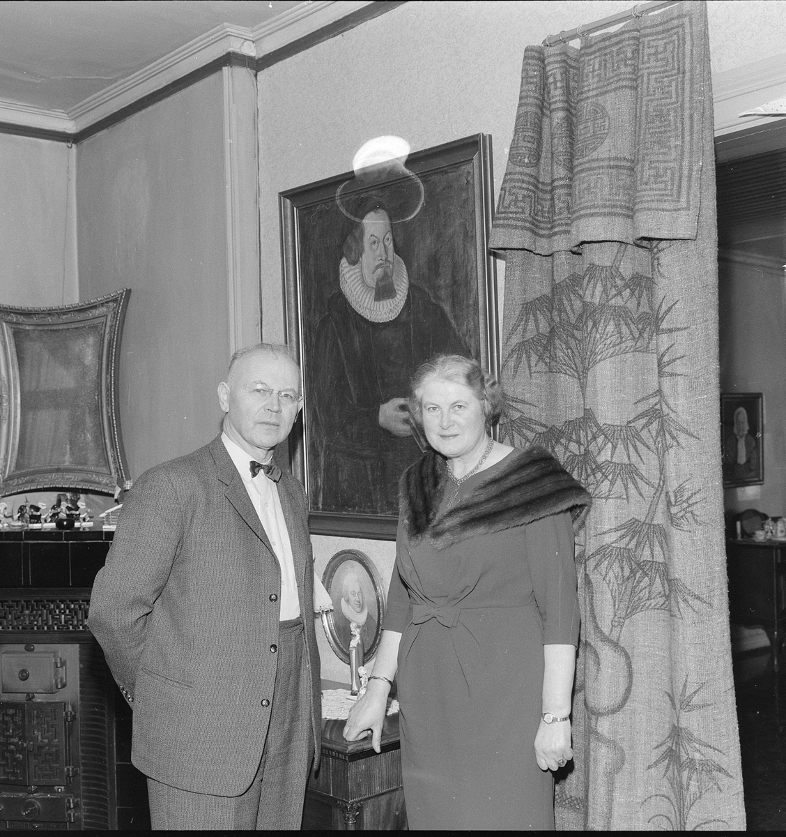 Vang Prestegård, Sogneprest Øystein Hovden (1901-1980) og Astrid Hovden (1900-) født Beichmann, hjemmefoto "Magasinet for alle 1962. nr 13" Famliegrupper, eksteriør, vinter, tre barn,