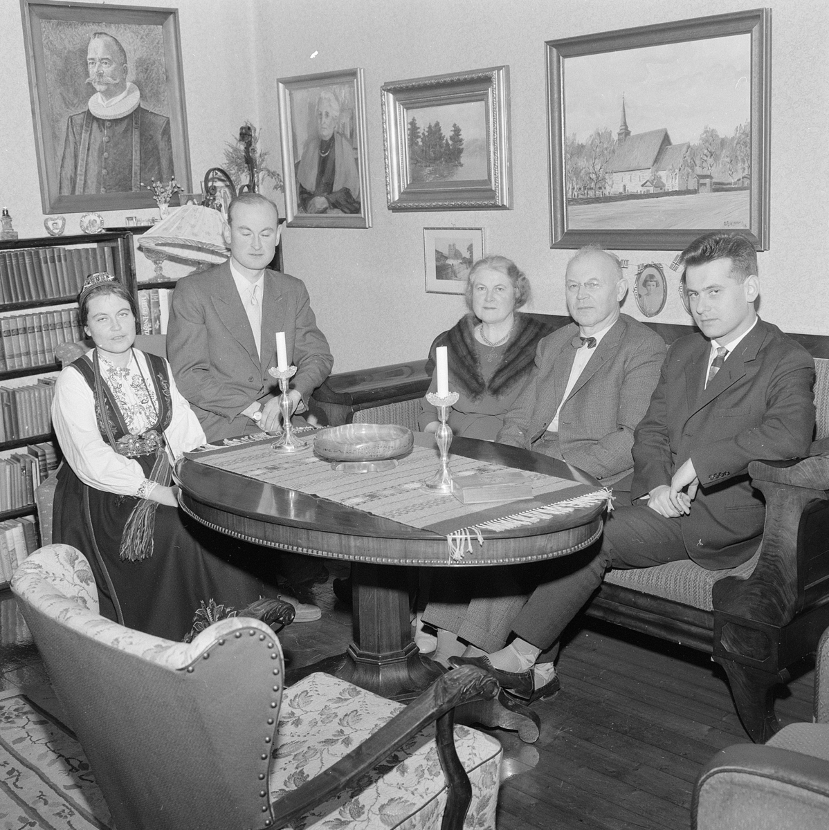 Vang Prestegård, Sogneprest Øystein Hovden (1901-1980) og Astrid Hovden (1900-) født Beichmann, hjemmefoto "Magasinet for alle 1962. nr 13" Famliegrupper, eksteriør, vinter, tre barn,