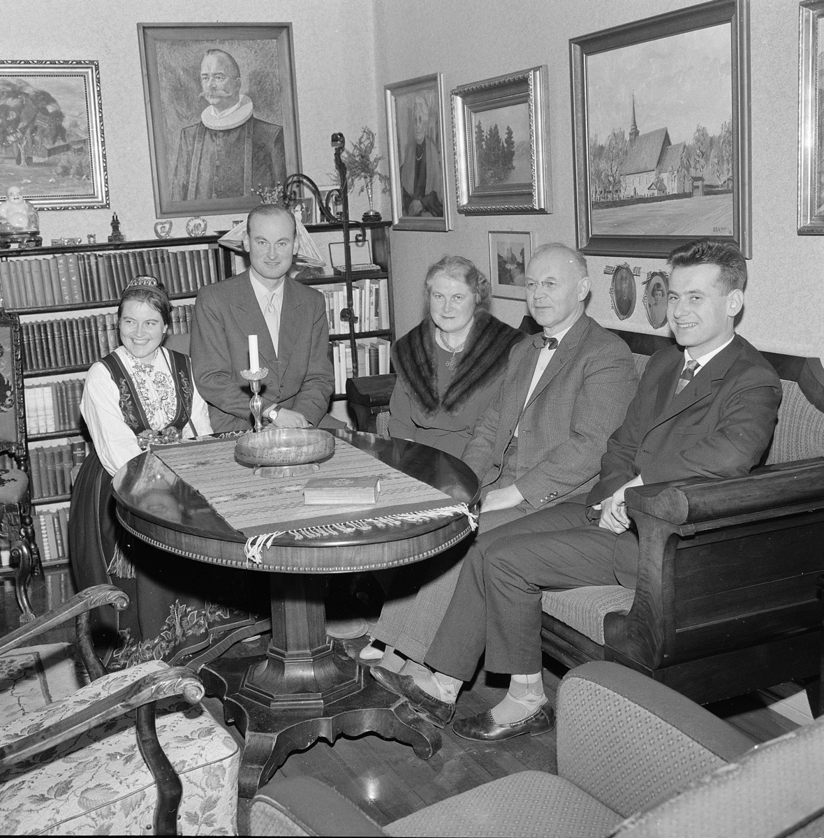Vang Prestegård, Sogneprest Øystein Hovden (1901-1980) og Astrid Hovden (1900-) født Beichmann, hjemmefoto "Magasinet for alle 1962. nr 13" Famliegrupper, eksteriør, vinter, tre barn,