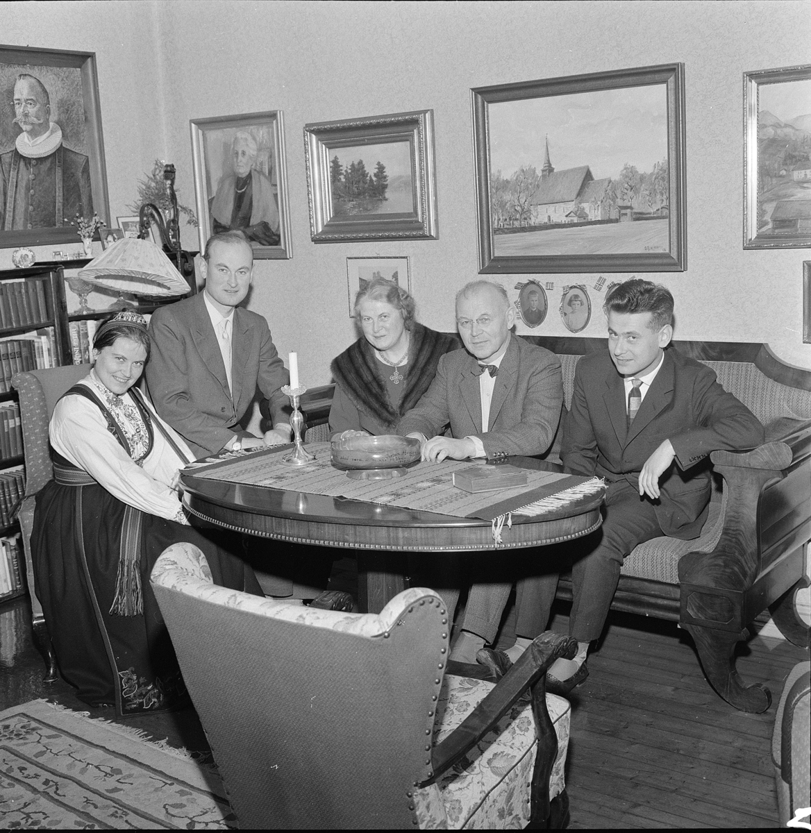 Vang Prestegård, Sogneprest Øystein Hovden (1901-1980) og Astrid Hovden (1900-) født Beichmann, hjemmefoto "Magasinet for alle 1962. nr 13" Famliegrupper, eksteriør, vinter, tre barn,