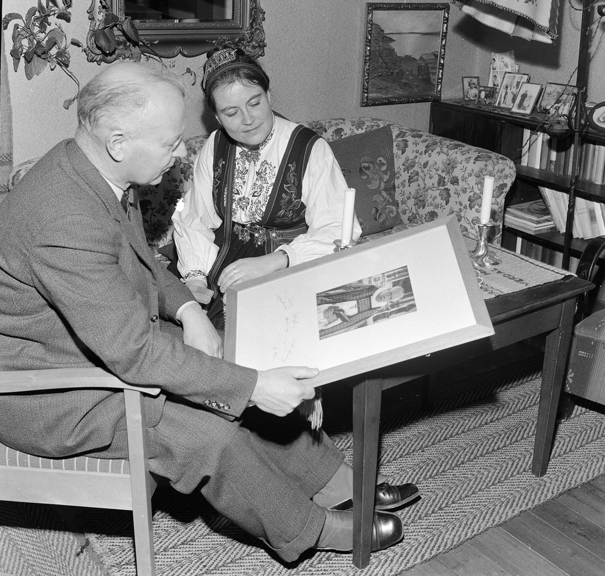 Vang Prestegård, Sogneprest Øystein Hovden (1901-1980) og Astrid Hovden (1900-) født Beichmann, hjemmefoto "Magasinet for alle 1962. nr 13" Famliegrupper, eksteriør, vinter, tre barn,