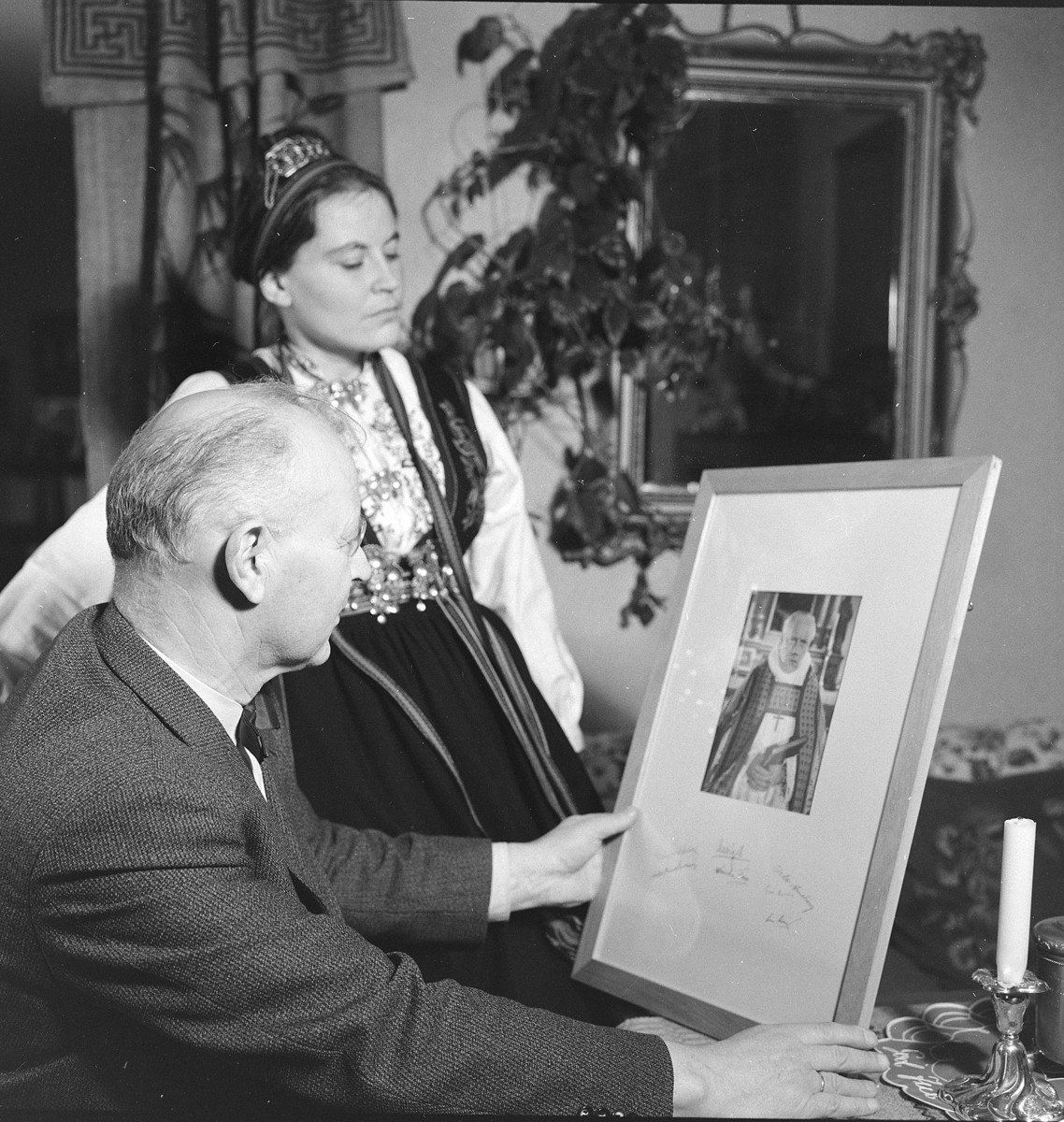 Vang Prestegård, Sogneprest Øystein Hovden (1901-1980) og Astrid Hovden (1900-) født Beichmann, hjemmefoto "Magasinet for alle 1962. nr 13" Famliegrupper, eksteriør, vinter, tre barn,