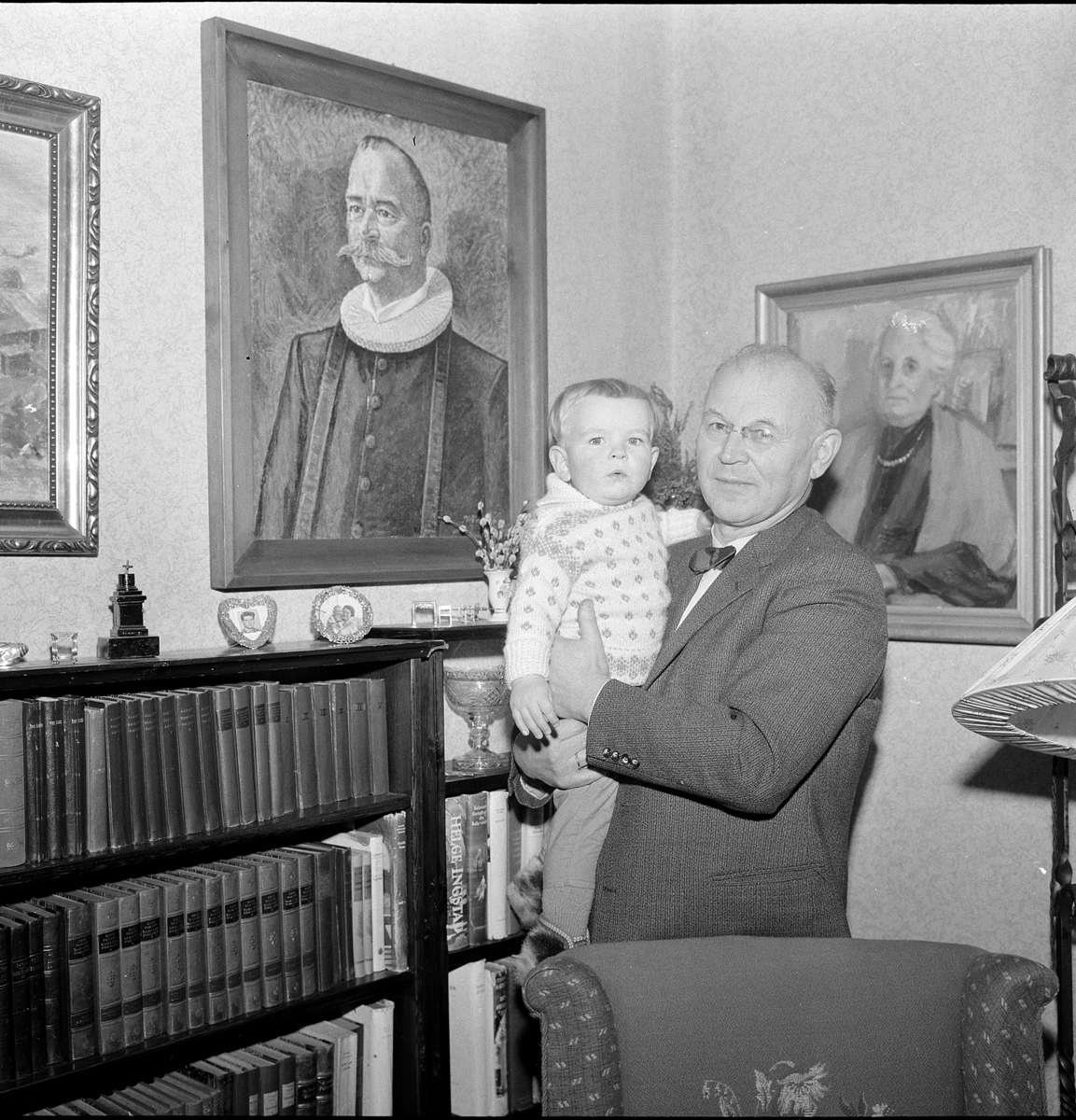 Vang Prestegård, Sogneprest Øystein Hovden (1901-1980) og Astrid Hovden (1900-) født Beichmann, hjemmefoto "Magasinet for alle 1962. nr 13" Famliegrupper, eksteriør, vinter, tre barn,