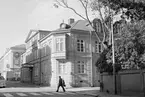 Hotell Palace i Linköping. Dokumenterad av Östergötlands museum inför rivningshot. Ursprungligen uppförd på 1870-talets första hälft, möjligen av den för Linköping så betydelsefulla byggmästaren Jonas Jonsson. Som byggherre får tillskrivas Johanna Lindeberg som åtminstone från 1875 drev Hotell Lindeberg i fastigheten. Johanna hade tidigare varit gift med källarmästare Carl Gustaf Lindeberg som tillsammans innehade och drev Stora hotellet i staden. Hotellrörelsen kom att drivas under namnet Lindeberg till omkring 1930 då Palace tillkom.