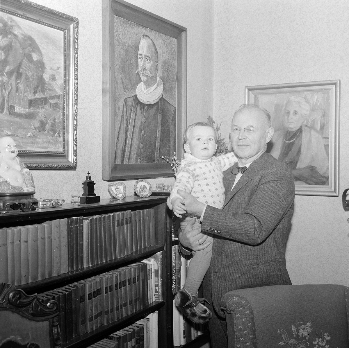Vang Prestegård, Sogneprest Øystein Hovden (1901-1980) og Astrid Hovden (1900-) født Beichmann, hjemmefoto "Magasinet for alle 1962. nr 13" Famliegrupper, eksteriør, vinter, tre barn,