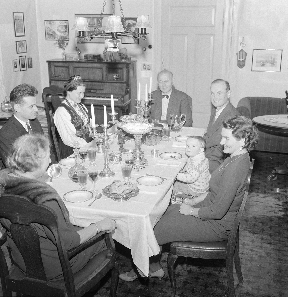 Vang Prestegård, Sogneprest Øystein Hovden (1901-1980) og Astrid Hovden (1900-) født Beichmann, hjemmefoto "Magasinet for alle 1962. nr 13" Famliegrupper, eksteriør, vinter, tre barn,