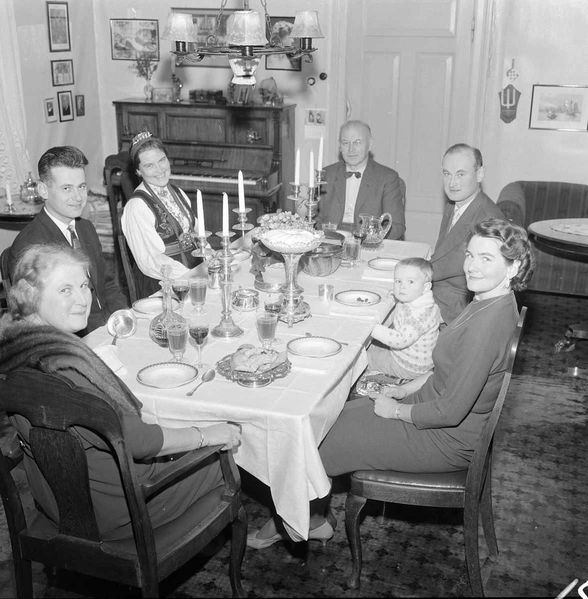 Vang Prestegård, Sogneprest Øystein Hovden (1901-1980) og Astrid Hovden (1900-) født Beichmann, hjemmefoto "Magasinet for alle 1962. nr 13" Famliegrupper, eksteriør, vinter, tre barn,