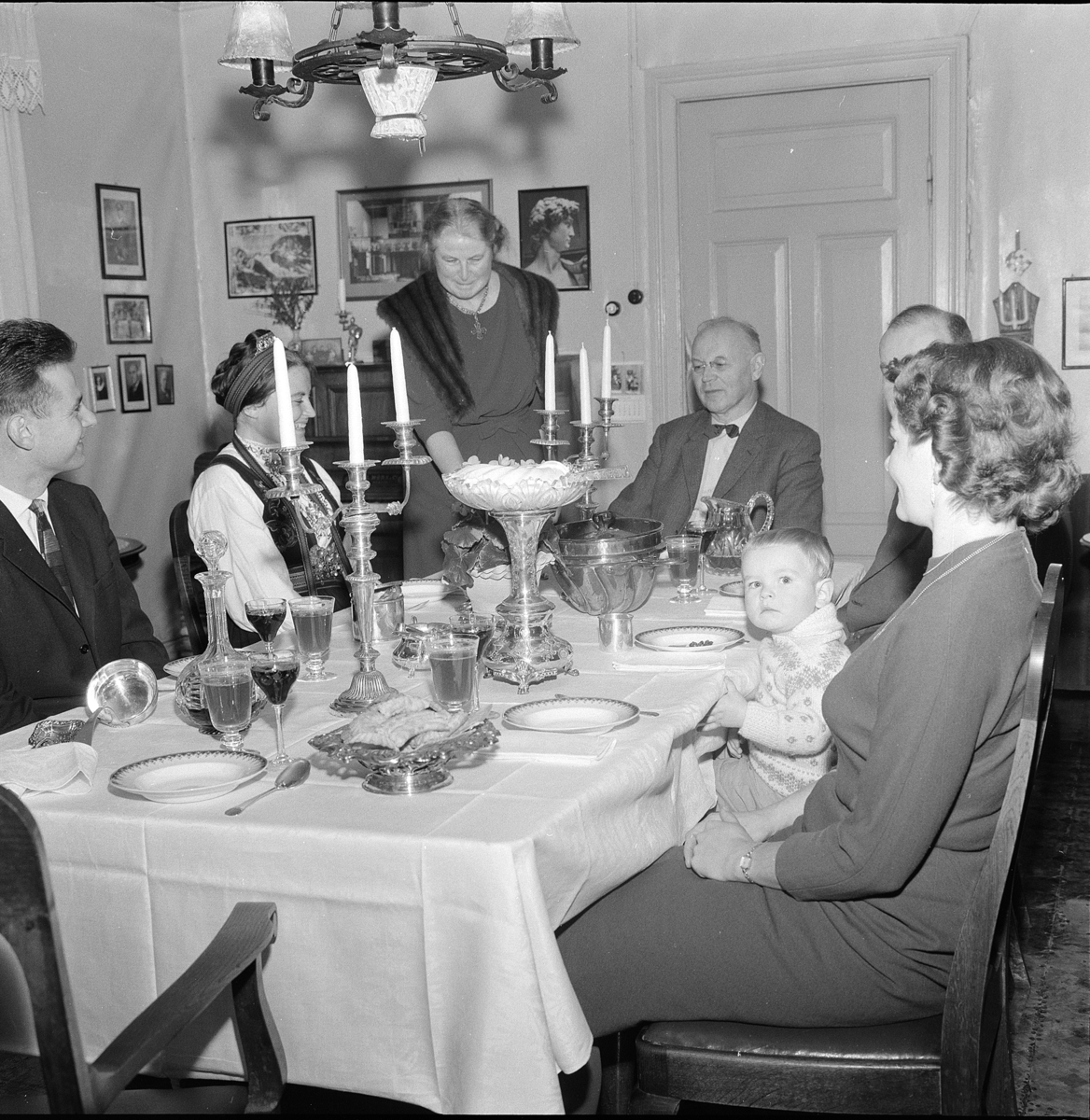 Vang Prestegård, Sogneprest Øystein Hovden (1901-1980) og Astrid Hovden (1900-) født Beichmann, hjemmefoto "Magasinet for alle 1962. nr 13" Famliegrupper, eksteriør, vinter, tre barn,
