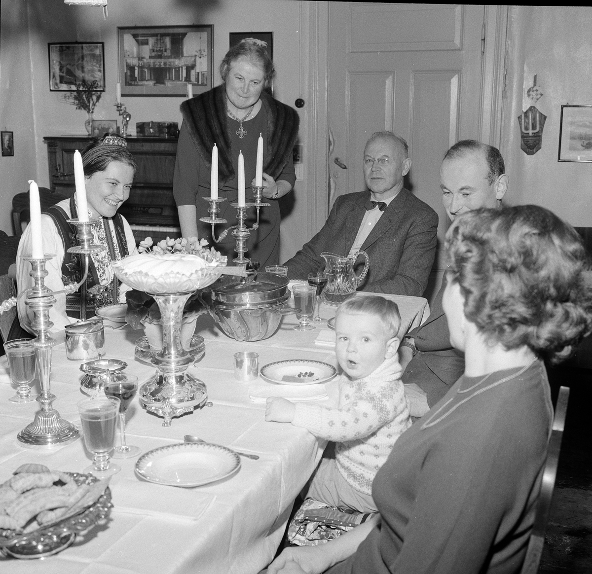 Sogneprest Ø. Hovden, Vang, hjemme på Vang prestegård for "Magasinet for alle" Famliegrupper, eksteriør, vinter, bjørkealle, tre barn, ukjente.