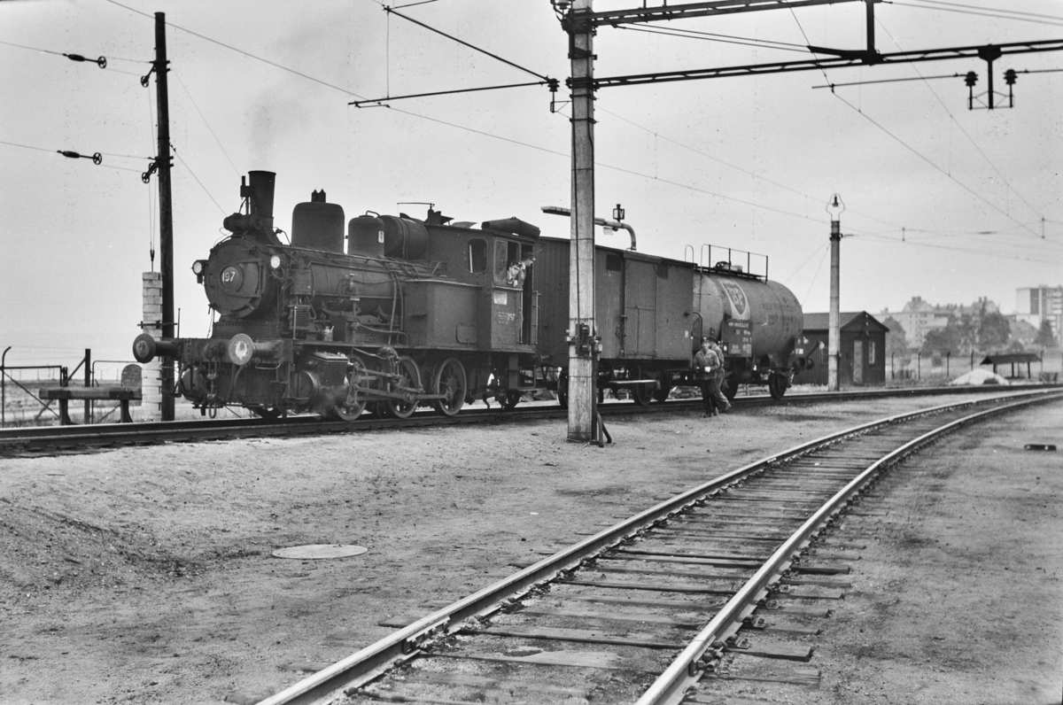 Skifting med damplokomotiv type 25a nr. 197 på Hamar stasjon.