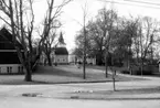 Prästgården med kyrkan i bakgrunden i Kärda, Värnamo kommun.