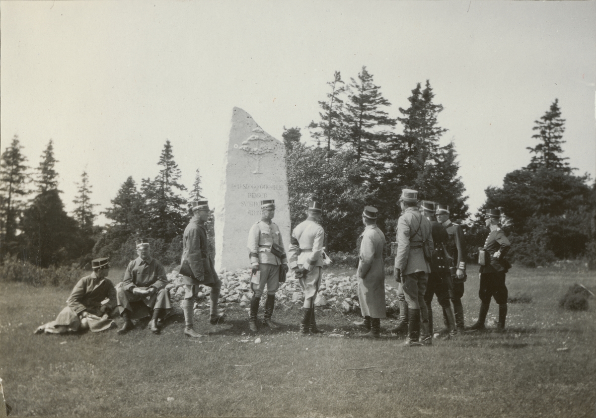 Text i fotoalbum: "I 5:s officersövningar på Gotland den 2.-10. juli 1924".  Text i minnesten: "Här slogo gutarna Birger Sveakonung år 1313. Stenen restes år 1913".