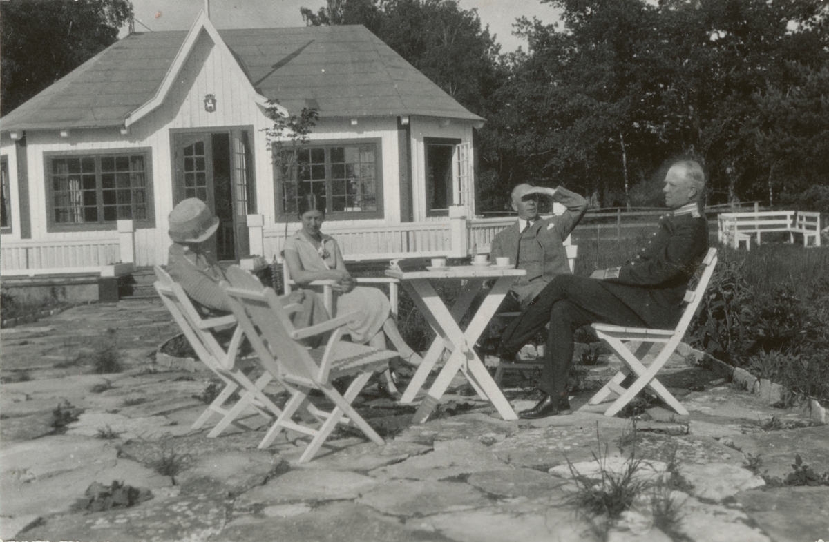 Text i fotoalbum: "Fältövningarna på Gotland vid Ljugarn 2/7-8/7 1927. Pensionat Lövängen och badstranden".