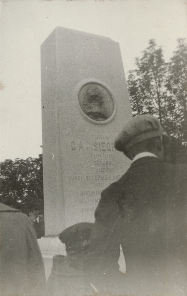 Text i fotoalbum: "Avtäckning av I 10:s minnesten å Malma hed 28. aug. 1927".