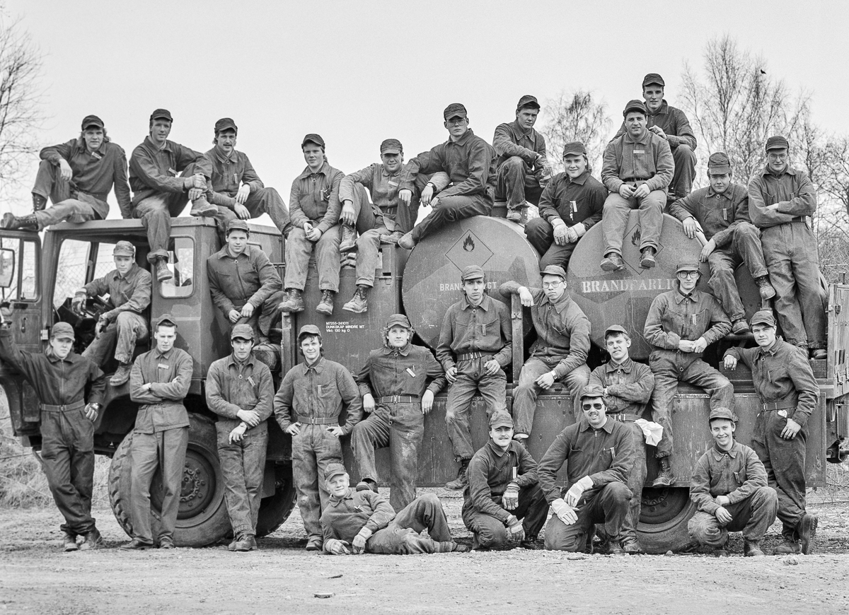 Kasgaren, april 1988


Motorplutonen på trosskompaniet.

Bild 1 och 2: Plutonen på en Drivmedelsbil 650 (6 500 liter i tankar)
Plutonchef löjtnant Magnus Agge (knästående med solglasögon).

Bild 3: Gruppbild på pansarvärnsterrängbil.

Bild 4: Gruppbild på traktorkärra.

Milregnr: 34628, 183854.