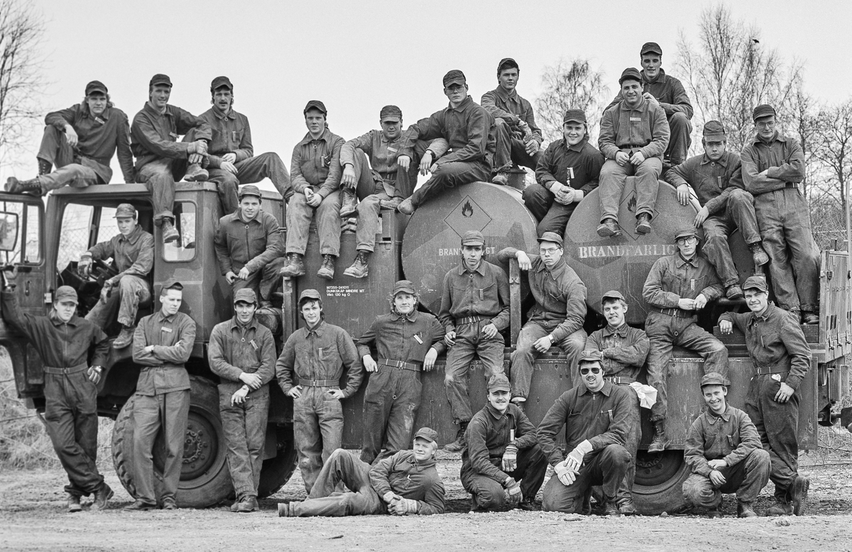 Kasgaren, april 1988


Motorplutonen på trosskompaniet.

Bild 1 och 2: Plutonen på en Drivmedelsbil 650 (6 500 liter i tankar)
Plutonchef löjtnant Magnus Agge (knästående med solglasögon).

Bild 3: Gruppbild på pansarvärnsterrängbil.

Bild 4: Gruppbild på traktorkärra.

Milregnr: 34628, 183854.