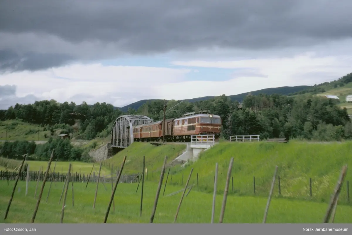 Hurtigtog 1202 fra Trondheim til Oslo Ø over Dovre ved Tallerås bru mellom Brennhaug og Dovre. Toget trekkes av elektrisk lokomotiv type El 14.