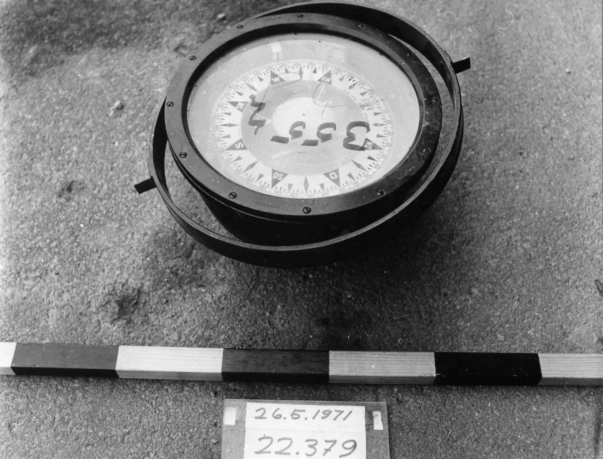 Vätskekompass av mässing. Svartmålat. Skålformig med kardanring. Signatur P W Lyth 0113. TExt: 0-360 Kardinal och interkardinalstreck.