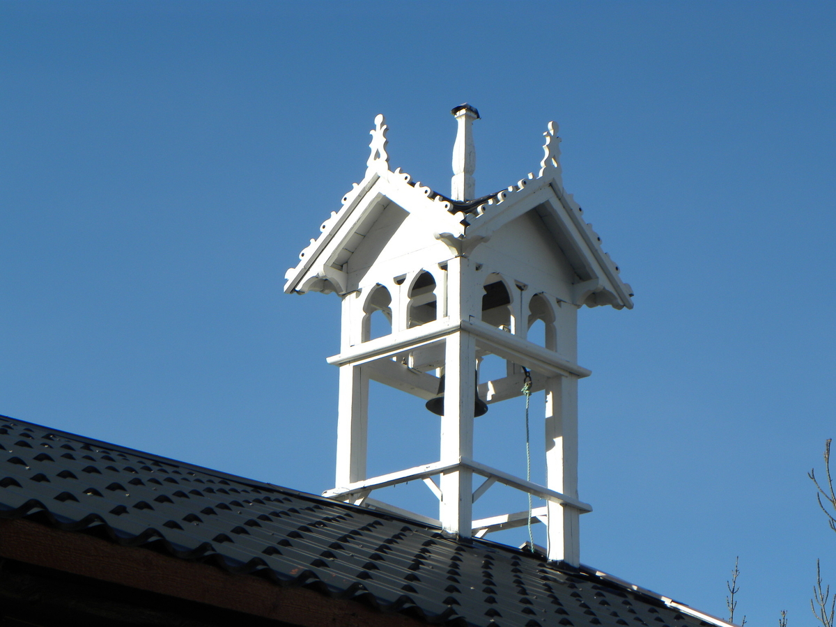Klokketårnet på Li står på stabburet og har kryssformet saltak. Tårnet har den karakteristiske lanterneformen som er typisk for Stange-området. Ellers har tårnet rike detaljer i sveitserstil.