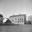 Billstenska eller Engströmska gården i Söderköping. Dokumenterad av Östergötlands museum inför planerad rivning 1952. Gathuset uppfördes omkring 1830 genom handelsman Johan Billstens försorg. Gården kom vidare att gå över i konsul Erik Algott Leonard Engströms ägo genom sitt äktenskap med Billstens dotter Hedvig Charlotta.