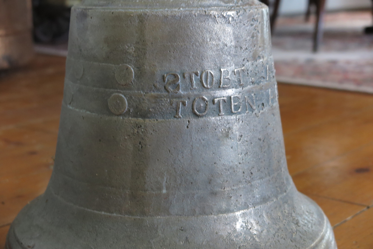 På Nashaug finnes det ikke noe klokketårn i dag, men fram til ut på 1950-tallet hang klokka i et stativ i tunet. Det forrige klokketårnet brant ned i 1897 som følge av at stallgutten skulle tømme asken i en av ovnene i drengestua. Det utviklet seg en brann som siden tok med seg hele bygningen. Det som var igjen av den gamle klokka ble tatt vare på og smeltet om til det som i dag er klokka på gården. Istedenfor et tradisjonelt klokketårn ble klokka plassert i et klokkestativ i tunet.