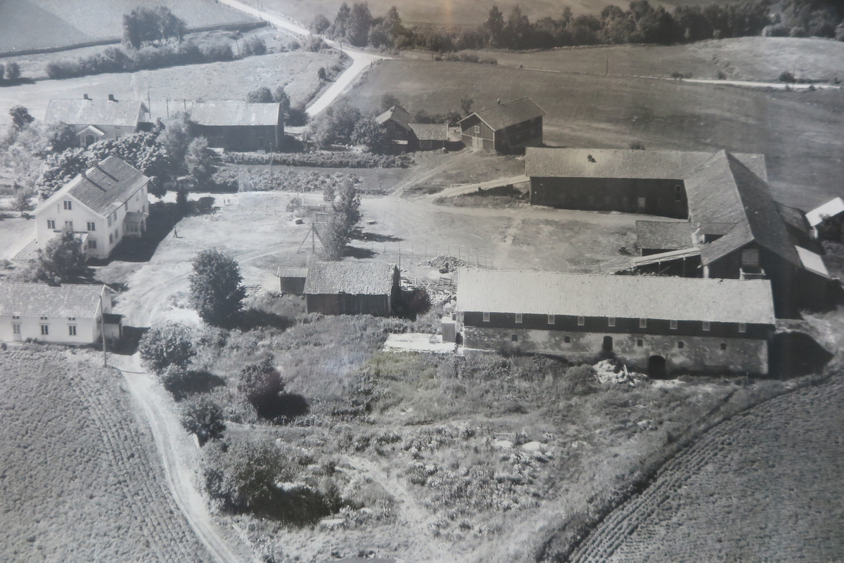 På Nashaug finnes det ikke noe klokketårn i dag, men fram til ut på 1950-tallet hang klokka i et stativ i tunet. Det forrige klokketårnet brant ned i 1897 som følge av at stallgutten skulle tømme asken i en av ovnene i drengestua. Det utviklet seg en brann som siden tok med seg hele bygningen. Det som var igjen av den gamle klokka ble tatt vare på og smeltet om til det som i dag er klokka på gården. Istedenfor et tradisjonelt klokketårn ble klokka plassert i et klokkestativ i tunet.