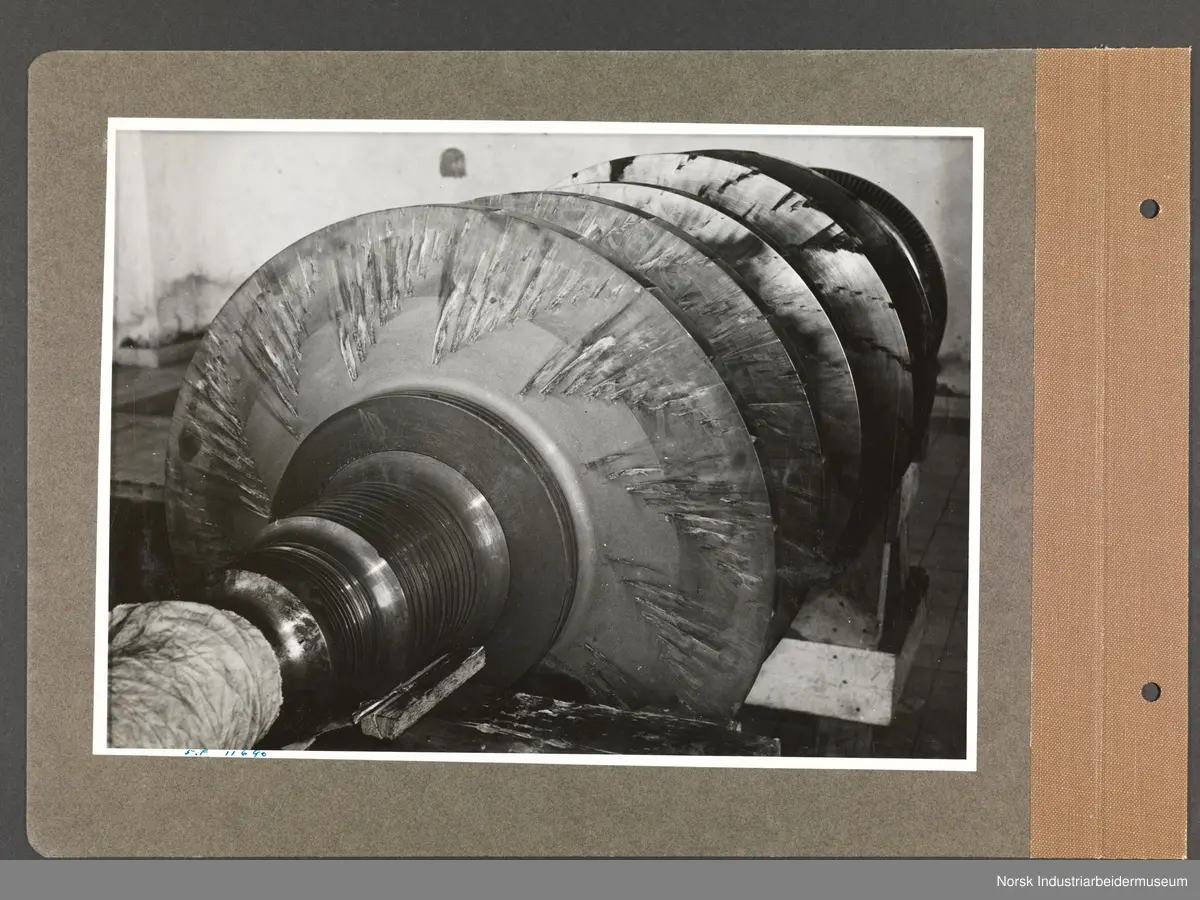 Fotoalbum med 48 sider og 48 innlimte fotografier fra Norsk Hydro på Herøya.