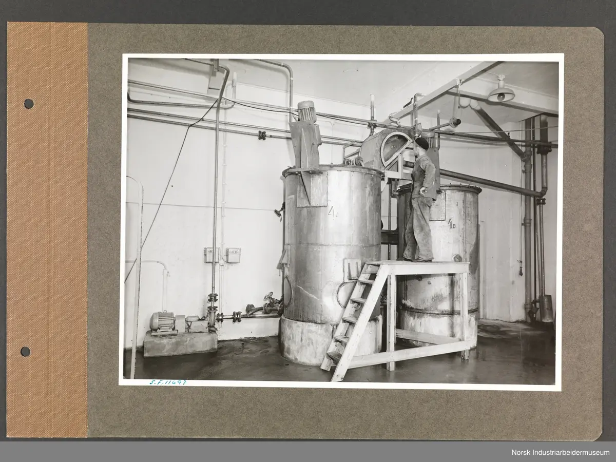 Fotoalbum med 48 sider og 48 innlimte fotografier fra Norsk Hydro på Herøya.