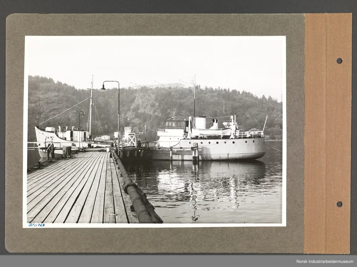 Fotoalbum med 48 sider og 48 innlimte fotografier fra Norsk Hydro på Herøya.