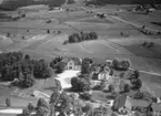 Flygfoto över  Ölmestads skola i Reftele, Gislaveds kommun. Nr H 1993.