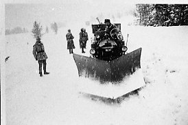 Bandtraktor med snöplog.