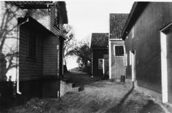 Gardstunet på Hognestad. T. v. våningshuset frå ca 1930. T. 