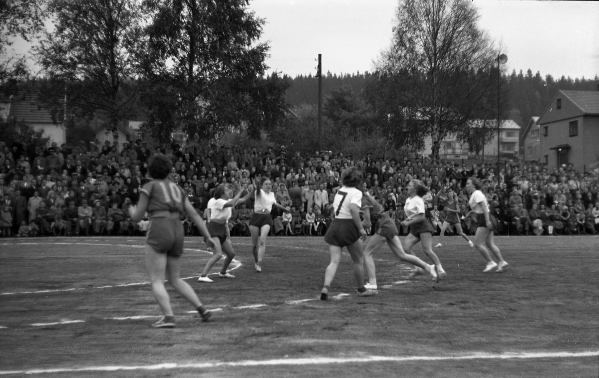 Tre bilder fra semifinalen i Norgesmesterskapet i håndball for damer året 1953. Kampen, som ble spilt i Mysen, var mellom Trøgstad og Kraby, og Trøgstad vant kampoen.