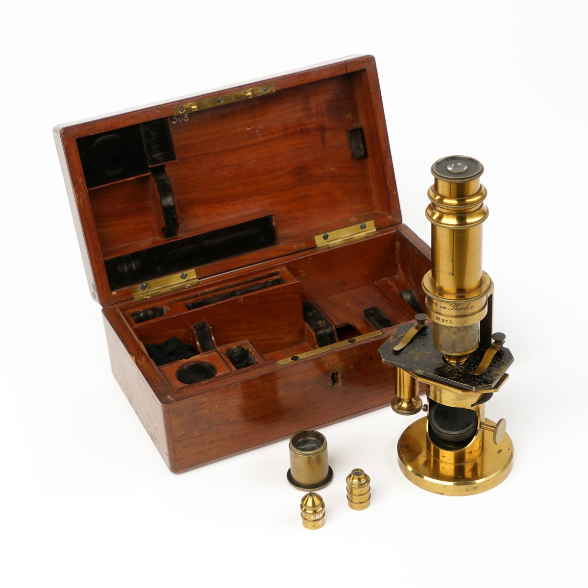 Trekasse med dør,  og lås uten nøkkel, inneholdende mikroskop med div utstyr