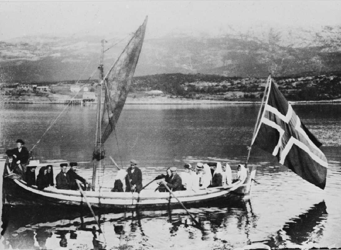 Leirfjord, Meisfjord. Brudeferd i Meisfjord. Brudeparet er Oluf Johansen, Fundtland og Helga. Båtens eier er Kornelius Nilsen Myrvang.
Bildet er brukt i Leirfjordkalenderen - juni 1990