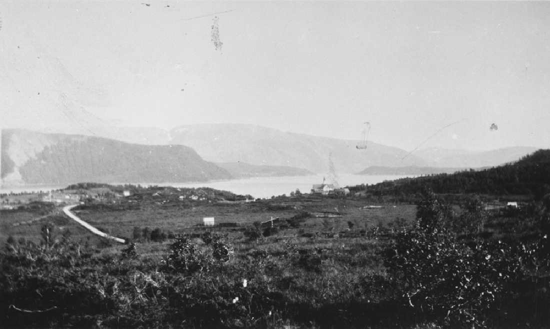 Leirfjord, Leland. Leland sett fra Simsøhøgda.