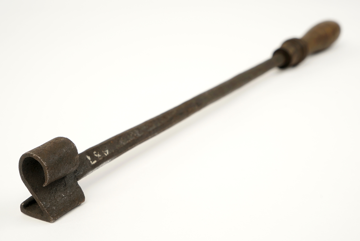 Svijern av metall med trehåndtak. "2"