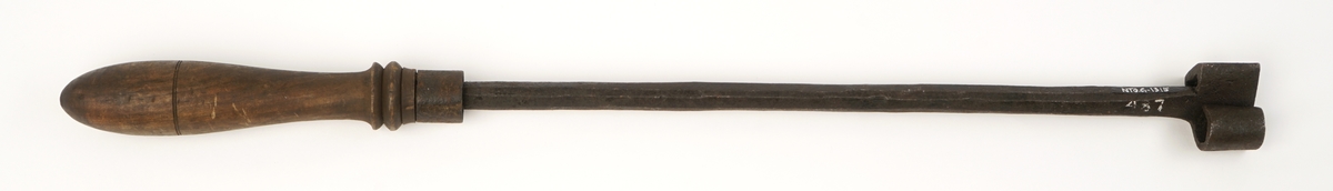 Svijern av metall med trehåndtak. "2"