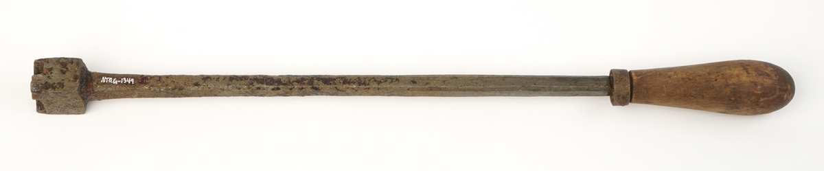 Svijern av metall med trehåndtak. Svimerke  " 1/2 "