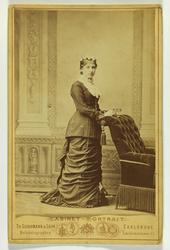 Konfirmasjonsbilde av Agnes Gude.
Bak på bildet står det: "A