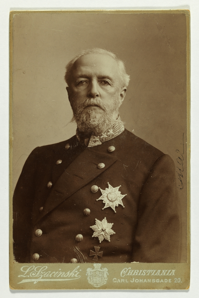 Portrett av general Harald Nicolai Storm Wergeland, fetter og adoptivbror til Henrik Wergeland. Storm Wergeland var høyt dekorert general og var blandt annet ridder av Dannebrogordenen. Han var svigerfar til Otto Adolph Gjerdrum.