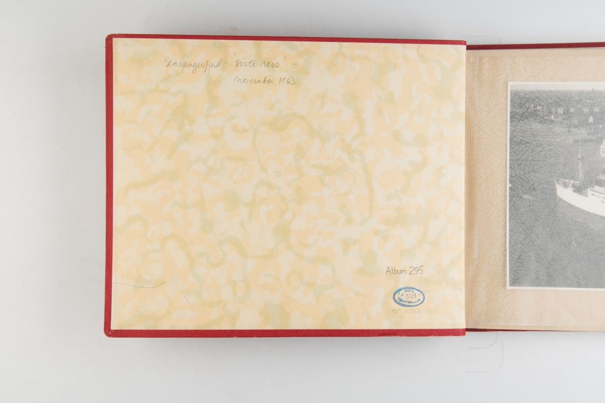 Fotoalbum med fotografier av besetningsmedlemmer fra D/S 'Stavangerfjord', og skipets siste reise i november 1963.