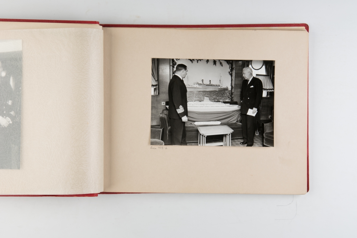 Fotoalbum med fotografier av besetningsmedlemmer fra D/S 'Stavangerfjord', og skipets siste reise i november 1963.