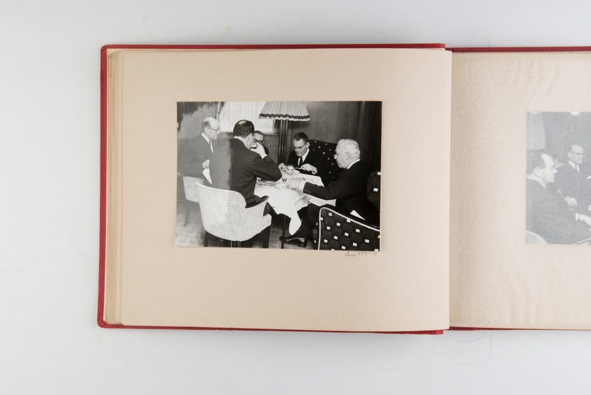 Fotoalbum med fotografier av besetningsmedlemmer fra D/S 'Stavangerfjord', og skipets siste reise i november 1963.