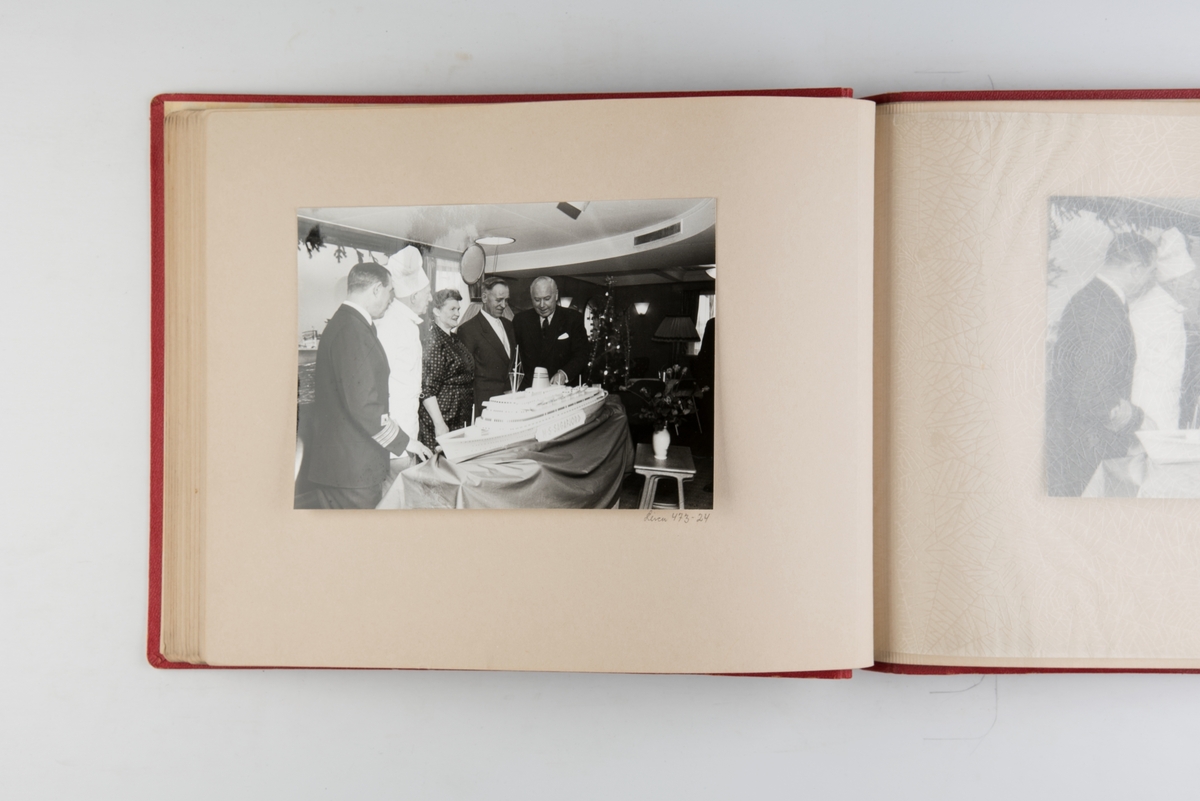 Fotoalbum med fotografier av besetningsmedlemmer fra D/S 'Stavangerfjord', og skipets siste reise i november 1963.